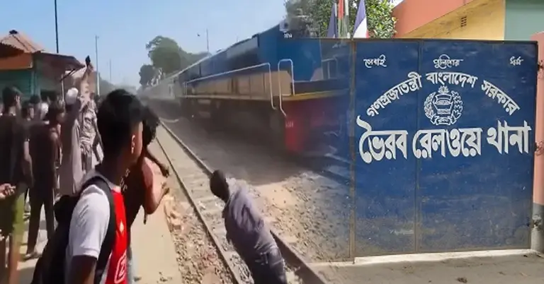 ভৈরবে ট্রেনে হামলার ছবি; রেলওয়ে থানা